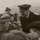 King Haakon visiting a Norwegian refugee camp outside Glasgow in 1945 (Photo. Scanpix)